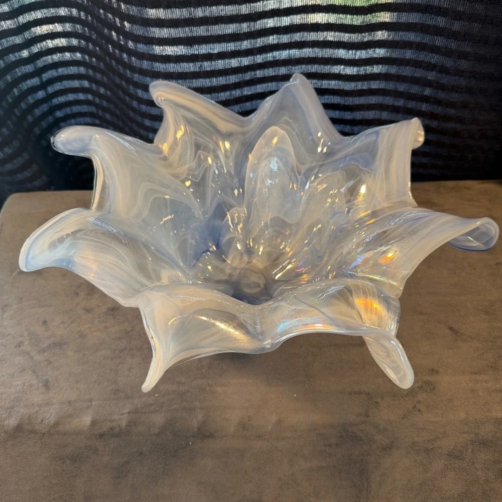 Vintage‎ Blue White Hand Blown Ruffled Handkerchief Art Glass Centerpiece Bowl